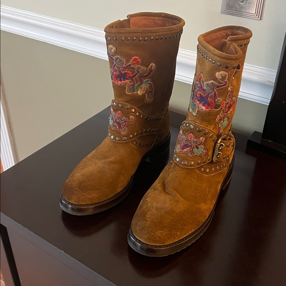 Frye Flower Engineer flower embroidery, Gorgeous boots